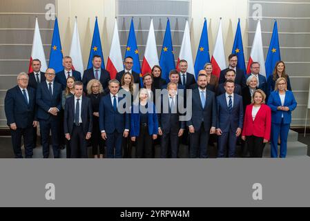 Varsovie, Pologne. 3 décembre 2024. Le premier ministre polonais Donald Tusk (CR) et le cabinet ministériel polonais posent pour une photo avec la secrétaire générale du Conseil de l'Union européenne (UE) Therese Blanchet (CL) après une réunion. Une réunion a eu lieu entre la secrétaire générale du Conseil de l'Union européenne, Thérèse Blanchet, et des membres du gouvernement polonais. La discussion a porté sur les préparatifs de la présidence polonaise de six mois du Conseil de l'UE, qui doit commencer le 1er janvier 2025. Le premier ministre Donald Tusk a présenté les priorités et les défis clés pour ce mandat, en mettant l'accent sur le se Banque D'Images