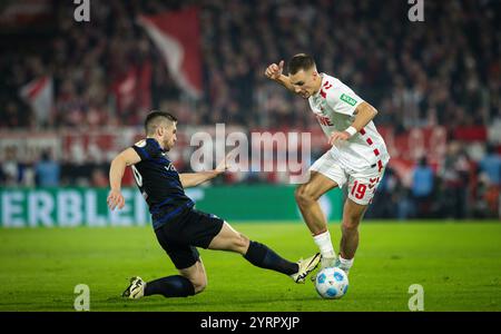 Cologne, Allemagne. 04 décembre 2024. Tim Lemperle (Köln) Jonjoe Kenny (Hertha) 1. FC Köln - Hertha BSC Berlin 04.12.2024 Copyright (nur für journalisti Banque D'Images