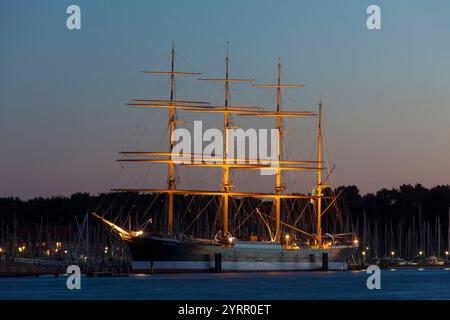 Navire Passat de nuit, Travemuende, ville hanséatique de Luebeck, Schleswig-Holstein, Allemagne Banque D'Images