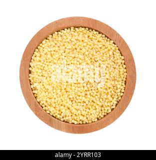 Gruaux de millet dans un bol isolé sur blanc, vue de dessus Banque D'Images