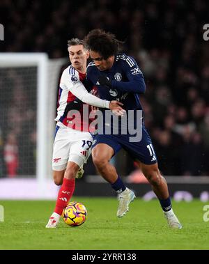 Leandro Trossard d'Arsenal et Joshua Zirkzee de Manchester United (à droite) s'affrontent pour le ballon lors du match de premier League à l'Emirates Stadium de Londres. Date de la photo : mercredi 4 décembre 2024. Banque D'Images