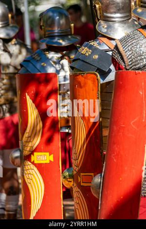 Réacteurs en tant que légionnaires romains en formation lors d'une fête d'événement historique sur la Rome antique Banque D'Images