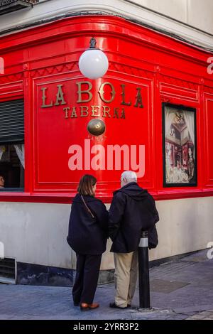 Extérieur de la Bola, une taverne historique à Madrid, Espagne Banque D'Images