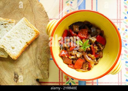 Caponata sicilienne maison faite avec aubergines italiennes et poivrons rouges, vue de dessus Banque D'Images