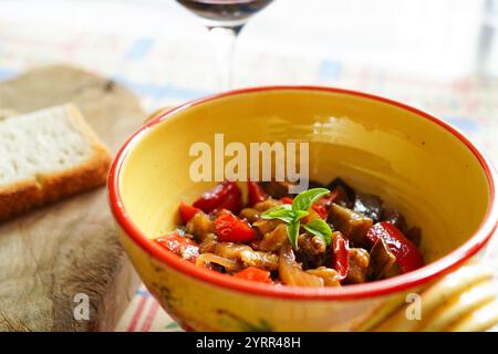 Caponata sicilienne maison à base d'aubergines italiennes et de poivrons rouges Banque D'Images