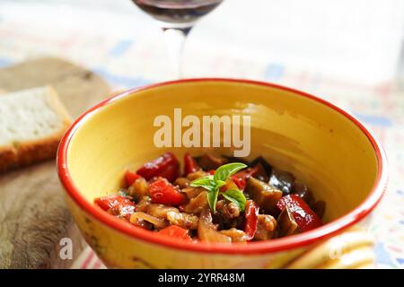 Caponata sicilienne maison à base d'aubergines italiennes et de poivrons rouges Banque D'Images