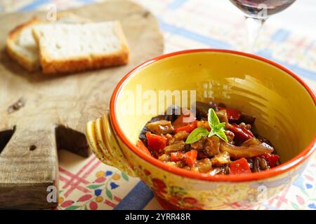 Caponata sicilienne maison à base d'aubergines italiennes et de poivrons rouges Banque D'Images