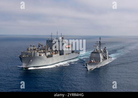 Le croiseur à missiles guidés USS Chosin (CG 65) de classe Ticonderoga navigue aux côtés du cargo sec USNS Washington Chambers (T-AKE 11) de classe Lewis et Clark lors d'une démonstration en mer de la méthode transférable Reload at-Sea (TRAM) alors qu'il était en route dans l'océan Pacifique Oct. 11, 2024. Les marins à bord du Chosin ont utilisé le dispositif DE TRAMWAY hydraulique pour charger une cartouche de missile vide dans le système de lancement vertical (VLS) MK 41 du navire au large des côtes de San Diego. (Photo de l'US Navy par Charlotte Dudenhoeffer, spécialiste des communications de masse, 2e classe) (quartier-maître Charlotte Dude, 2e classe Banque D'Images