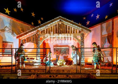 La scène traditionnelle de la nativité géante exposée au Lëtzebuerger Chrëschtmaart (marché de Noël luxembourgeois) sur la place d'armes, Luxembourg City, luxe Banque D'Images