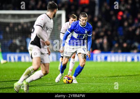 4 décembre 2024 ; St Andrews, Birmingham, West Midlands, Angleterre; EFL League One Football, Birmingham City contre Stockport County ; Lyndon Dykes de Birmingham court avec le ballon Banque D'Images