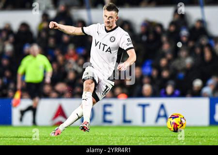 4 décembre 2024 ; St Andrews, Birmingham, West Midlands, Angleterre; EFL League One Football, Birmingham City contre Stockport County ; Callum Connolly de Stockport tire au but Banque D'Images