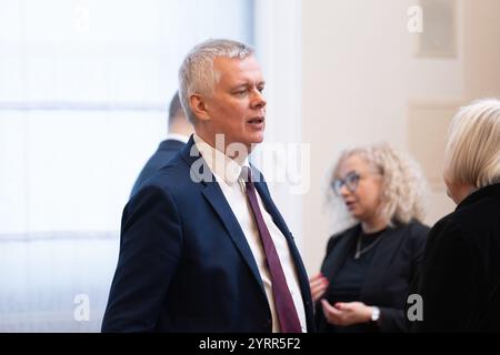 Varsovie, Pologne. 3 décembre 2024. Tomasz Siemoniak Ministre de l'intérieur et de l'Administration, coordinateur des services spéciaux est photographié avant une réunion du cabinet avec le premier ministre polonais Donald Tusk et la secrétaire générale du Conseil de l'Union européenne (UE) Therese Blanchet (non visible). Une réunion a eu lieu entre la secrétaire générale du Conseil de l'Union européenne, Thérèse Blanchet, et des membres du gouvernement polonais. La discussion a porté sur les préparatifs de la présidence polonaise de six mois du Conseil de l'UE, qui doit commencer le 1er janvier 2025. Le premier ministre Donald Tusk pre Banque D'Images