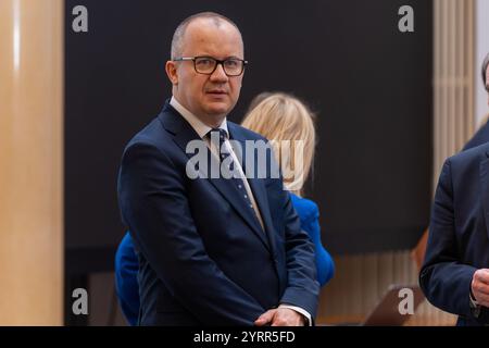 Varsovie, Pologne. 3 décembre 2024. Le ministre polonais de la Justice Adam Bodnar est photographié avant une réunion du cabinet avec le premier ministre polonais Donald Tusk et la secrétaire générale du Conseil de l'Union européenne (UE) Therese Blanchet (pas en vue). Une réunion a eu lieu entre la secrétaire générale du Conseil de l'Union européenne, Thérèse Blanchet, et des membres du gouvernement polonais. La discussion a porté sur les préparatifs de la présidence polonaise de six mois du Conseil de l'UE, qui doit commencer le 1er janvier 2025. Le premier ministre Donald Tusk a présenté les priorités et les défis clés pour ce mandat, salut Banque D'Images