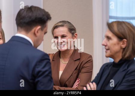 Varsovie, Pologne. 3 décembre 2024. Barbara Nowacka, ministre de l'éducation, est photographiée avant une réunion du cabinet avec le premier ministre polonais Donald Tusk et la secrétaire générale du Conseil de l'Union européenne (UE) Therese Blanchet (pas en vue). Une réunion a eu lieu entre la secrétaire générale du Conseil de l'Union européenne, Thérèse Blanchet, et des membres du gouvernement polonais. La discussion a porté sur les préparatifs de la présidence polonaise de six mois du Conseil de l'UE, qui doit commencer le 1er janvier 2025. Le premier ministre Donald Tusk a présenté les priorités et les défis clés pour ce mandat, Banque D'Images