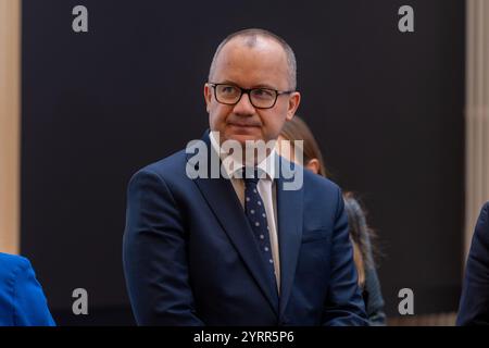 Varsovie, Pologne. 3 décembre 2024. Le ministre polonais de la Justice Adam Bodnar est photographié avant une réunion du cabinet avec le premier ministre polonais Donald Tusk et la secrétaire générale du Conseil de l'Union européenne (UE) Therese Blanchet (pas en vue). Une réunion a eu lieu entre la secrétaire générale du Conseil de l'Union européenne, Thérèse Blanchet, et des membres du gouvernement polonais. La discussion a porté sur les préparatifs de la présidence polonaise de six mois du Conseil de l'UE, qui doit commencer le 1er janvier 2025. Le premier ministre Donald Tusk a présenté les priorités et les défis clés pour ce mandat, salut Banque D'Images