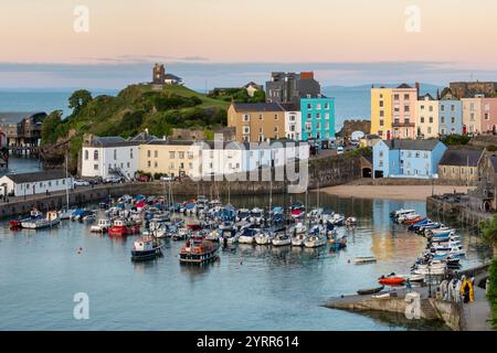 Coucher de soleil d'été sur le port de Tenby au pays de Galles Banque D'Images