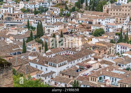 Grenade, Espagne - 22 novembre 2022 : vue aérienne du quartier Albaicin ou Albayzin depuis le palais de l'Alhambra. Site du patrimoine mondial de l'UNESCO. Banque D'Images