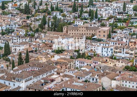 Grenade, Espagne - 22 novembre 2022 : vue aérienne du quartier Albaicin ou Albayzin depuis le palais de l'Alhambra. Site du patrimoine mondial de l'UNESCO. Banque D'Images