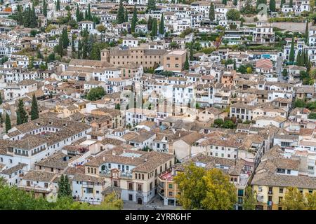 Grenade, Espagne - 22 novembre 2022 : vue aérienne du quartier Albaicin ou Albayzin depuis le palais de l'Alhambra. Site du patrimoine mondial de l'UNESCO. Banque D'Images