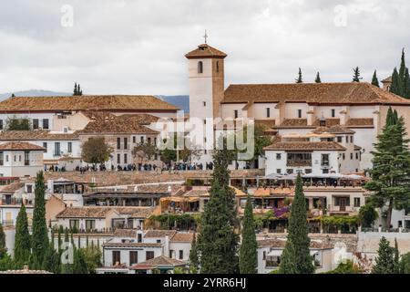 Grenade, Espagne - 22 novembre 2022 : vue aérienne du quartier Albaicin ou Albayzin depuis le palais de l'Alhambra. Site du patrimoine mondial de l'UNESCO. Banque D'Images