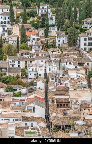 Grenade, Espagne - 22 novembre 2022 : vue aérienne du quartier Albaicin ou Albayzin depuis le palais de l'Alhambra. Site du patrimoine mondial de l'UNESCO. Banque D'Images
