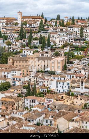 Grenade, Espagne - 22 novembre 2022 : vue aérienne du quartier Albaicin ou Albayzin depuis le palais de l'Alhambra. Site du patrimoine mondial de l'UNESCO. Banque D'Images
