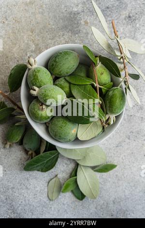 Bol de fruits feijoa et feuilles Banque D'Images