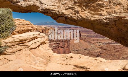 Aperçu des canyons dans le quartier Island in the Sky du parc national de Canyonlands vu à travers l'arche de Mesa Banque D'Images