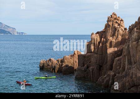 Roches rouges au bord de la mer, roches porphyriques, Arbatax, Tortoli, Province of Ogliastra, Sardaigne, Italie, Europe Banque D'Images