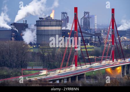 Aciéries ThyssenKrupp, hauts fourneaux 8 et 9, gazomètre, pont autoroutier de l'A42 sur le Rhin près de Duisburg Beeckerwerth, Duisburg, Nort Banque D'Images