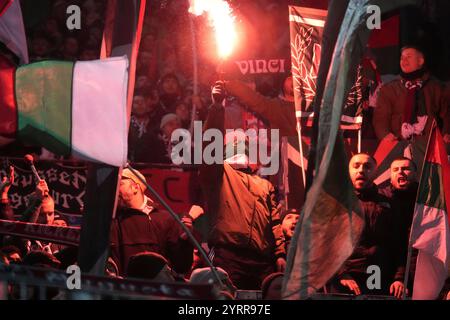 Karlsruhe, Deutschland. 04th Dec, 2024. Pyrotechnik im Augsburger Fanblock DFB-Pokal : Karlsruher SC vs FC Augsburg, BBBank Wildpark, Mittwoch, 04.12.2024 crédit : dpa/Alamy Live News Banque D'Images