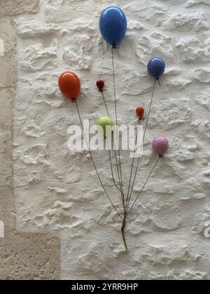 Ballons en céramique colorés comme décoration sur un mur de maison blanche, Cisternino, Italie du sud, Italie, Europe Banque D'Images