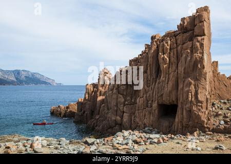 Roches rouges au bord de la mer, roches porphyriques, Arbatax, Tortoli, Province of Ogliastra, Sardaigne, Italie, Europe Banque D'Images