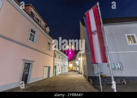 Drapeau de l'Autriche agitant au vent, allée avec tour aux champignons, heure bleue, Leoben, Styrie, Autriche, Europe Banque D'Images