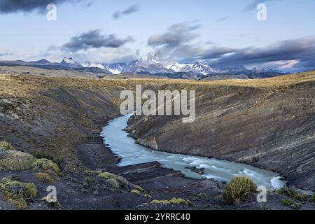 La rivière Las Vueltas avec le mont Fitz Roy dans la lumière du matin dans le parc national Los Glaciares, El Chalten, Santa Cruz, Argentine, Amérique du Sud Banque D'Images