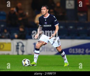 4 décembre 2024 ; Dens Park, Dundee, Écosse : Scottish Premiership Football, Dundee versus Motherwell ; Jordan McGhee de Dundee Banque D'Images