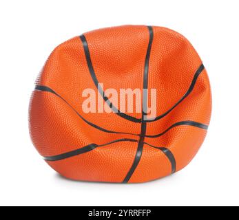 Un ballon de basket-ball dégonflé isolé sur blanc Banque D'Images