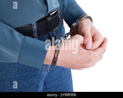 Femme en menottes métalliques sur fond blanc, gros plan Banque D'Images