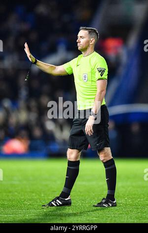 4 décembre 2024 ; St Andrews, Birmingham, West Midlands, Angleterre; EFL League One Football, Birmingham City contre Stockport County ; l'arbitre Ben toner explique sa décision Banque D'Images