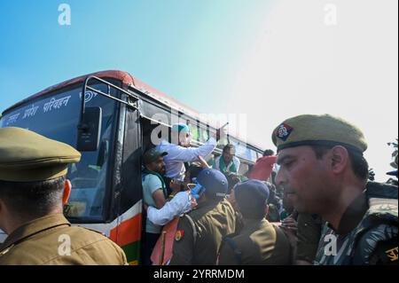 Inde. 03 décembre 2024. NOIDA, INDE - 3 DÉCEMBRE : la police de Noida arrête des agriculteurs protestataires qui campaient à Dalit Prerna Sthal à cause de leur demande de longue date d'indemnisation supplémentaire pour les terres acquises le 3 décembre 2024 à Noida, en Inde. (Photo de Sunil Ghosh/Hindustan Times/Sipa USA) crédit : Sipa USA/Alamy Live News Banque D'Images