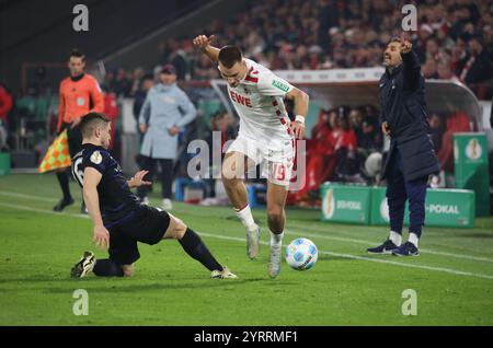 Jonjoe Kenny (Hertha, l) et Tim Lemperle (Cologne) avec l'entraîneur-chef Cristian Fiel (Hertha), Cologne, Allemagne, 04.12.2024, DFB-Pokal ronde 16, 1. FC Cologne - Hertha BSC Berlin. LA RÉGLEMENTATION DFL INTERDIT TOUTE UTILISATION DE PHOTOGRAPHIES COMME SÉQUENCES D'IMAGES ANDMZZALAMY LIVE NEWS Banque D'Images