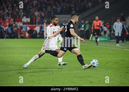 Jonjoe Kenny (Hertha, R) en duel avec Linton Maina (Cologne), Cologne, Allemagne, 04.12.2024, DFB-Pokal round 16, 1. FC Cologne - Hertha BSC Berlin. LA RÉGLEMENTATION DFL INTERDIT TOUTE UTILISATION DE PHOTOGRAPHIES COMME SÉQUENCES D'IMAGES ANDMZZALAMY LIVE NEWS Banque D'Images