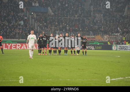 Karlsruhe, Deutschland. 04th Dec, 2024. DAS Karlsruher Team beim Elfmeterschie?en DFB-Pokal : Karlsruher SC vs FC Augsburg, BBBank Wildpark, Mittwoch, 04.12.2024 crédit : dpa/Alamy Live News Banque D'Images