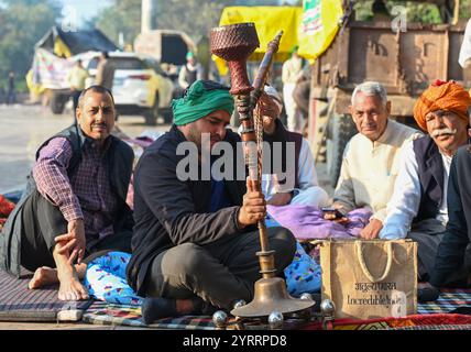 Inde. 03 décembre 2024. NOIDA, INDE - 3 DÉCEMBRE : des agriculteurs de Samyukta Kisan Morcha, Uttar Pradesh, manifestent devant le Mémorial national des Dalits (parc d'Ambedkar) pour réclamer une indemnisation appropriée pour les terres acquises le 3 décembre 2024 à Noida, en Inde. (Photo de Sunil Ghosh/Hindustan Times/Sipa USA) crédit : Sipa USA/Alamy Live News Banque D'Images