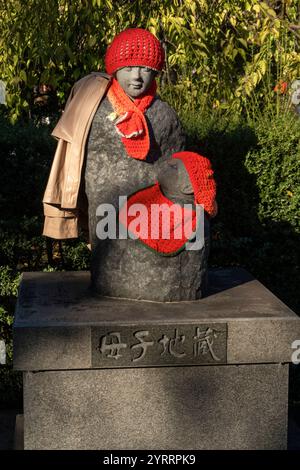 Statue de Jizo mère et enfant sur le terrain du sanctuaire Senso-ji dans la ville d'Asakusa Taito Tokyo Japon Banque D'Images