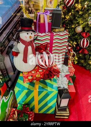 Un tas de cadeaux de noël magnifiquement emballés. Banque D'Images