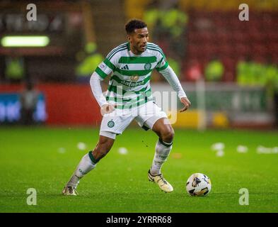 Pittodrie Stadium, Aberdeen, Royaume-Uni. 4 décembre 2024. Scottish Premiership Football, Aberdeen versus Celtic ; Auston Trusty of Celtic on the ball Credit : action plus Sports/Alamy Live News Banque D'Images