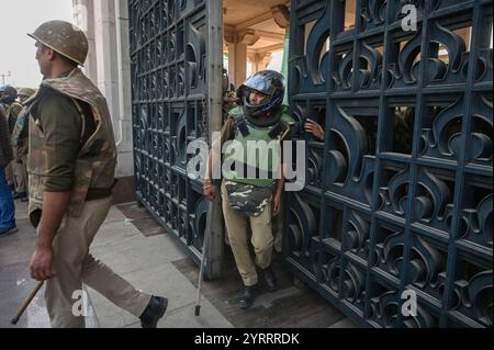 Inde. 03 décembre 2024. NOIDA, INDE - 3 DÉCEMBRE : la police de Noida arrête des agriculteurs protestataires qui campaient à Dalit Prerna Sthal à cause de leur demande de longue date d'indemnisation supplémentaire pour les terres acquises le 3 décembre 2024 à Noida, en Inde. (Photo de Sunil Ghosh/Hindustan Times/Sipa USA) crédit : Sipa USA/Alamy Live News Banque D'Images