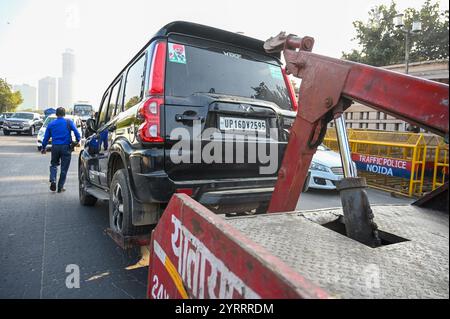 Inde. 03 décembre 2024. NOIDA, INDE - 3 DÉCEMBRE : la police de Noida saisit les véhicules des agriculteurs protestataires qui campaient à Dalit Prerna Sthal à cause de leur demande de longue date d'indemnisation supplémentaire pour les terres acquises le 3 décembre 2024 à Noida, en Inde. (Photo de Sunil Ghosh/Hindustan Times/Sipa USA) crédit : Sipa USA/Alamy Live News Banque D'Images