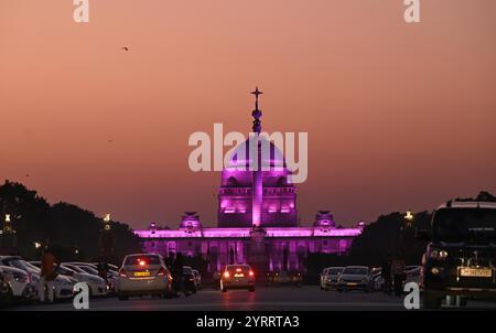 New Delhi, Inde. 03 décembre 2024. NEW DELHI, INDE - 3 DÉCEMBRE : illuminé Rashtrapati Bhawan en violet marquant la Journée internationale des personnes handicapées le 3 décembre 2024 à New Delhi, Inde. (Photo de Arvind Yadav/Hindustan Times/Sipa USA) crédit : Sipa USA/Alamy Live News Banque D'Images